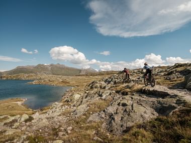 Biker vor einem Bergsee im Wallis Biker vor einem Bergsee im Wallis