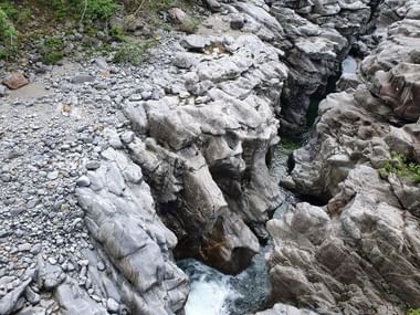 Sicht auf eine Felsformationen zwischen Ponte Brolla und Avegno