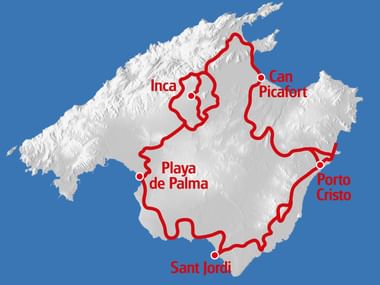 3D-Reliefkarte von Mallorca mit roter Radroute um die Insel, die Inca, Can Picafort, Porto Cristo, Sant Jordi und Playa de Palma markiert.
