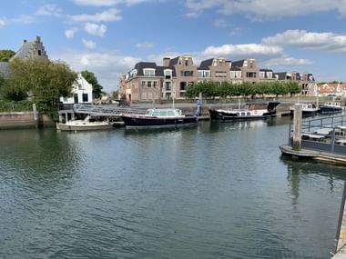 Blick auf den Kanal in Kamperland mit Schiffen.