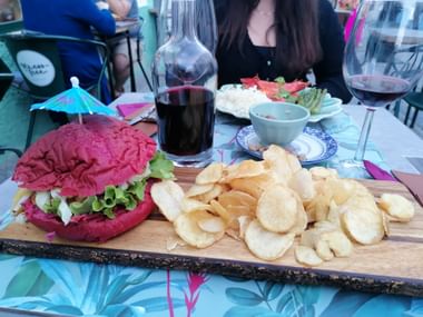 Schmackhafter Burger mit portugiesischem Wein.