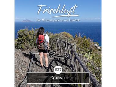 Wanderin mit rotem Rucksack auf Küstenpfad in Sizilien mit Blick auf blaues Mittelmeer und Inseln. Podcast-Cover für Frischluft Folge 37.