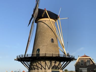 Sicht auf eine Mühle auf dem Weg nach Zierikzee.