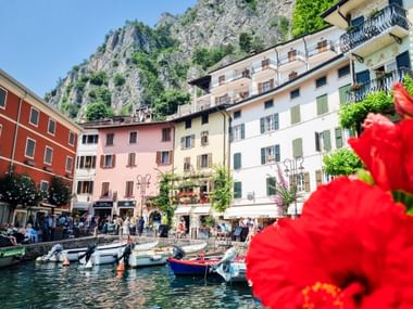 Fischerboote und bunte Häuser am Gardasee