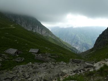 Bewölkte Aussicht. Aletsch-Panoramaweg. Wanderferien mit Eurotrek.