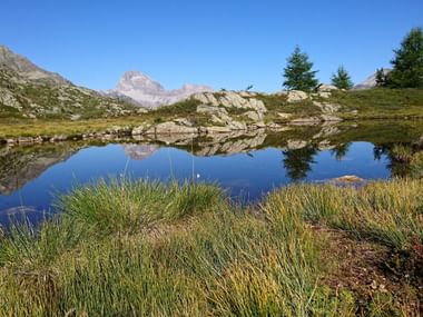 Blick auf einen Bergsee. Hüttentour Graubünden. Wanderferien mit Eurotrek.