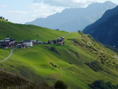 Un minuscule village se trouve dans les montagnes sur le chemin des cols alpins.
