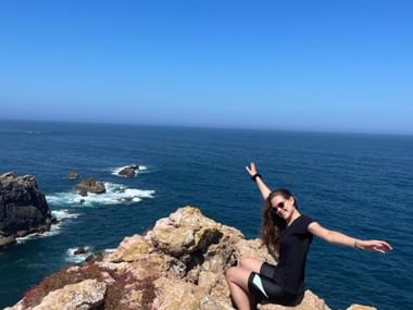 Sarah geniesst die Aussicht in Portugal.