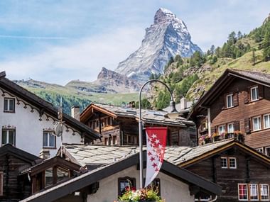 Zermatt und das Matterhorn. Traditionelle Schweizer Chalets in Zermatt mit dem ikonischen pyramidenförmigen Matterhorn Gipfel im Hintergrund.