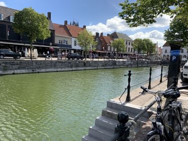 Blick auf den Kanal im Städtchen Sluis.