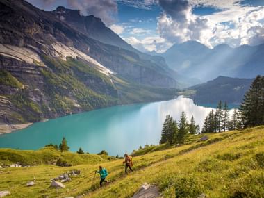 Wanderer am Oeschinensee mit traumhaften Weitblick