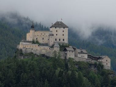 Schloss Tarasp in Graubünden. Aktivferien mit Eurotrek.