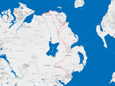 Karte von Nordirland mit einer Radroute, die durch eine rot gepunktete Linie Bushmills, Ballycastle, Cushendun, Belfast, Banbridge und Mourne Mountains verbindet.