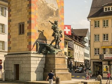 Das Telldenkmal in Altdorf steht mitten auf dem Marktplatz der Stadt im Kanton Uri.