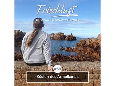 Frau mit langem Zopf sitzt auf Steinmauer mit Blick auf felsige Küste. Texteinblendung: 'Frischluft' Podcast Folge 38 über Küsten des Ärmelkanals.