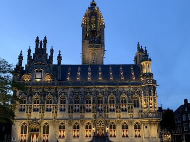 Sicht auf das Rathaus in Middelburg am Abend.
