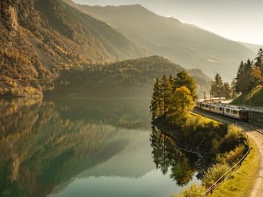 Goldene Stunde am See in Poschiavo. Bernina-Tour: Wanderferien mit Eurotrek.