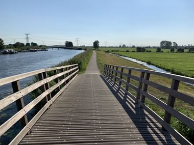 Hölzerner Fahrradweg nach Kinderdijk.