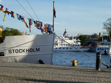 Hafen in Stockholm mit Booten im Hintergrund
