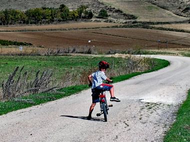 Kind am Radweg in Sardinien