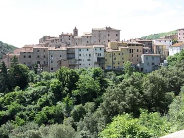 Alte, traditionelle Häuser befinden sich in einem kleinen Dorf in der Toskana in Italien.