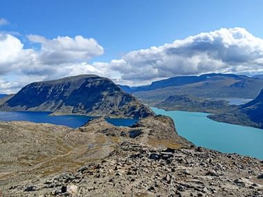 Wunderschöne Sicht auf eine Berg und Seelandschaft in Norwegen.