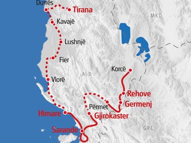 Karte mit Radroute durch Albanien mit roten gepunkteten und durchgezogenen Linien von Durrës im Norden über Tirana nach Sarandë im Süden.