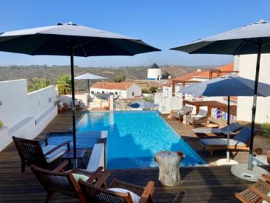 Blauer Pool mit Windmühle im Hintergrund