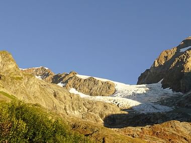 Ein wenig Schnee liegt auf dem Mont-Blanc-Massiv.
