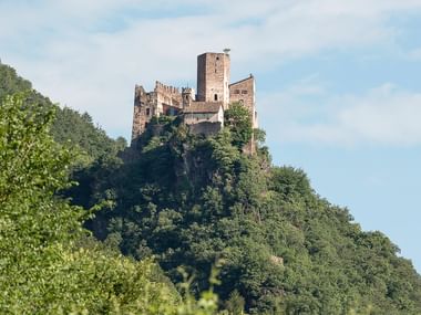 Die Burg Hocheppan thront über dem Dorf