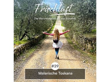 Frischluft Podcast Folge 29 Toskana Cover Podcast-Cover zeigt Frau mit ausgestreckten Armen auf toskanischem Landweg. Text lautet 'Frischluft #29 Malerische Toskana'.