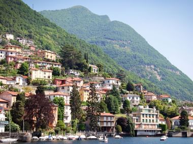 italienische Bauweise schmiedet sich an den Berghängen bis ans Ufer des Sees