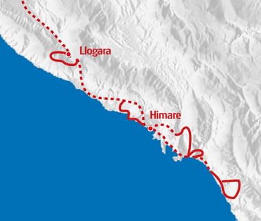 Karte der albanischen Küste mit Wanderroute von Llogara nach Himare, markiert mit roter Linie entlang der Küste und Berglandschaft.