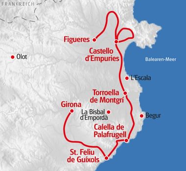 Reliefkarte mit Wanderroute in Nordkatalonien, rote Linie verbindet Orte von Figueres bis St. Feliu de Guíxols entlang der Küste.