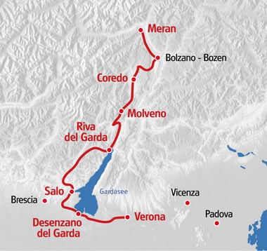 Reliefkarte mit Radroute von Meran nach Verona über Bozen, Coredo, Molveno, Riva del Garda, Salò und Desenzano am Gardasee.