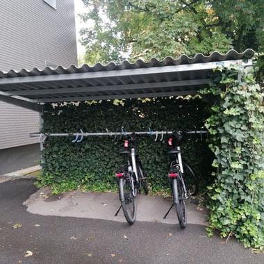Der Fahrradparkplatz am Hotel.