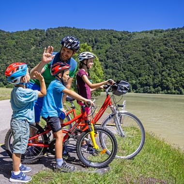 Familie macht Pause am Donauradweg
