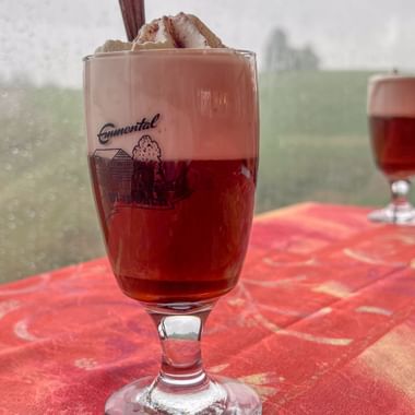 Kaffee Luz mit Sahne und Schokolade auf einem Tisch.