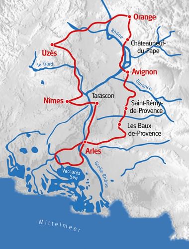 Carte montrant l'itinéraire cyclable en Provence-Camargue avec ligne rouge reliant Orange, Avignon, Arles, Nîmes et Uzès. Fleuves bleus: Rhône et Durance.