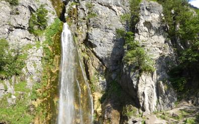 Eurotrek Reise in Albanien einem Wasserfall beim Wandern.