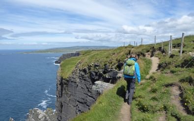 Wanderer an der Küste von Irland auf dem Western Way.
