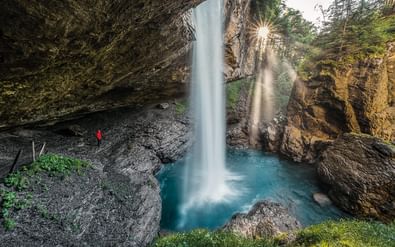 Blick hinter den Wasserfall beim Berglistüber im Glarnerland.