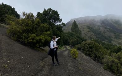 Riana wandert über die Lavafelder von El Hierro zum Berg hinauf.