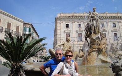 Bild von zwei Personen vor einem Brunnen. Sizilien Südost. Aktivferien mit Eurotrek.