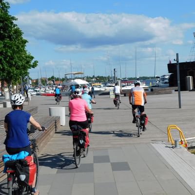 Fahrradgruppe am Hafen