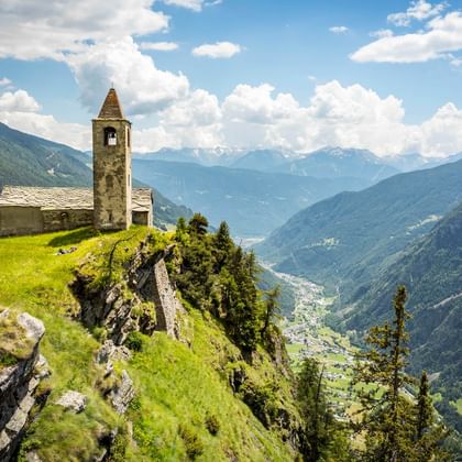 Vue à couper le souffle sur la vallée depuis l'église de San Romerio. La Via Valtellina. Vacances de randonnée avec Eurotrek.