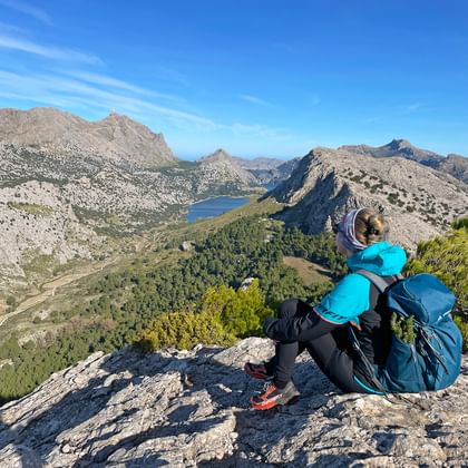 Wanderin am Coll de l'Ofre Pass mit Blick auf den Cuber Stausee
