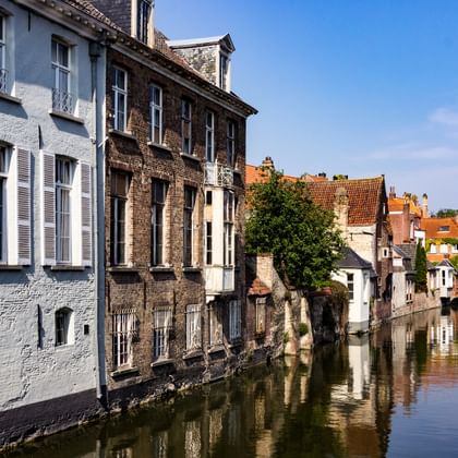 Kanal in Brügge mit typischen Häusern