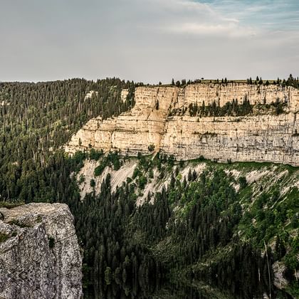 Ein Wanderer beim Blick in die Bergschlucht