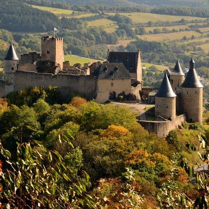 Die Burg Bourscheid liegt auf einem Hügel in Luxemburg.